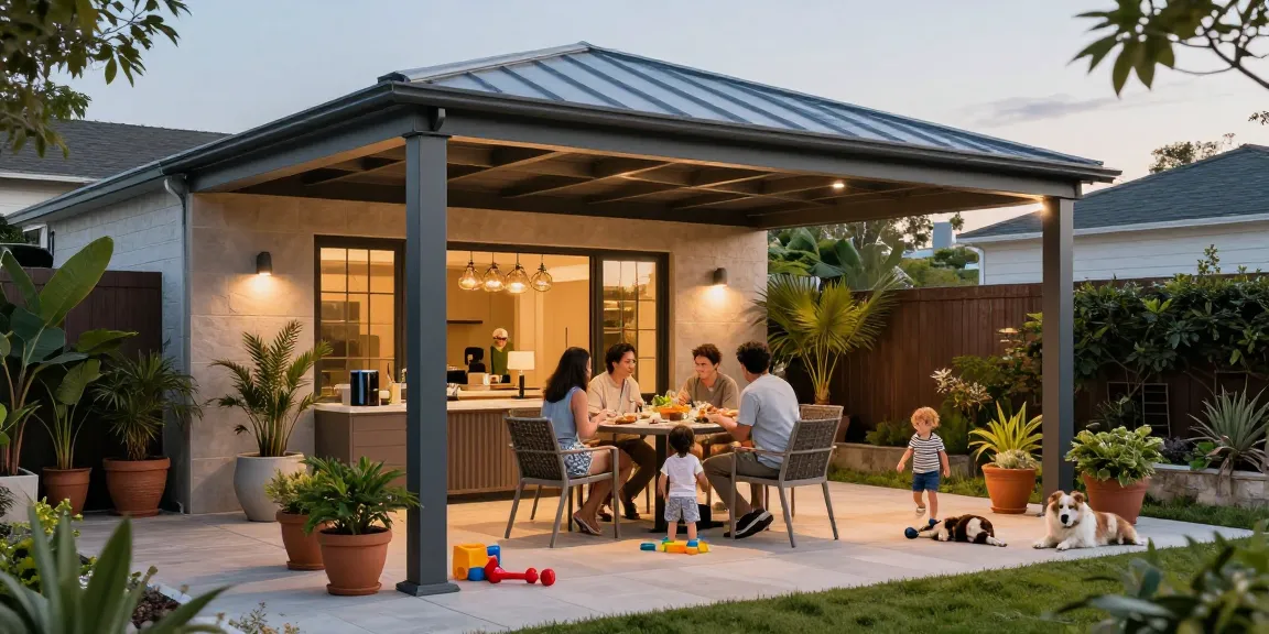 Moderne Terrassenüberdachung in einem Garten mit Familie, die draußen isst.